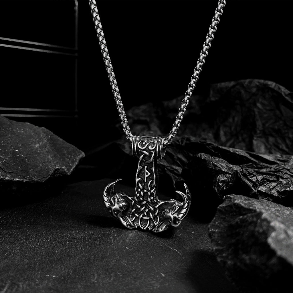 Stålfärgad torshammare med två getabockar på hammarhuvudet