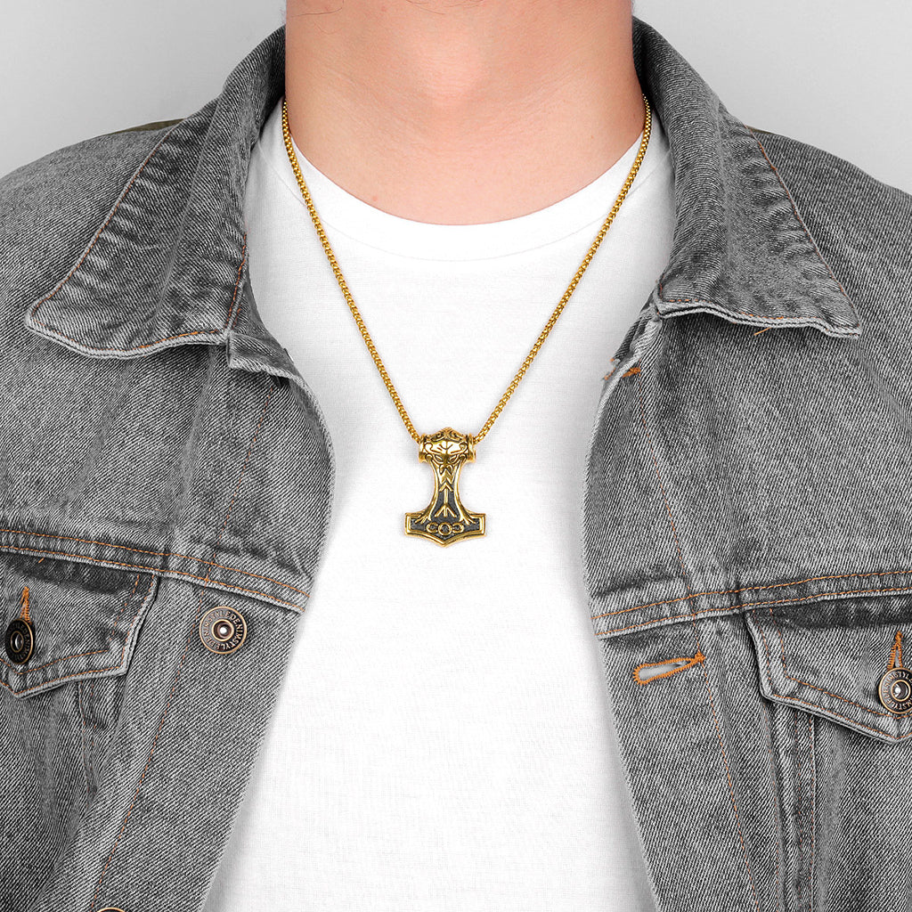 Vikingahalsband i guld med Tors hammare som hängsmycke