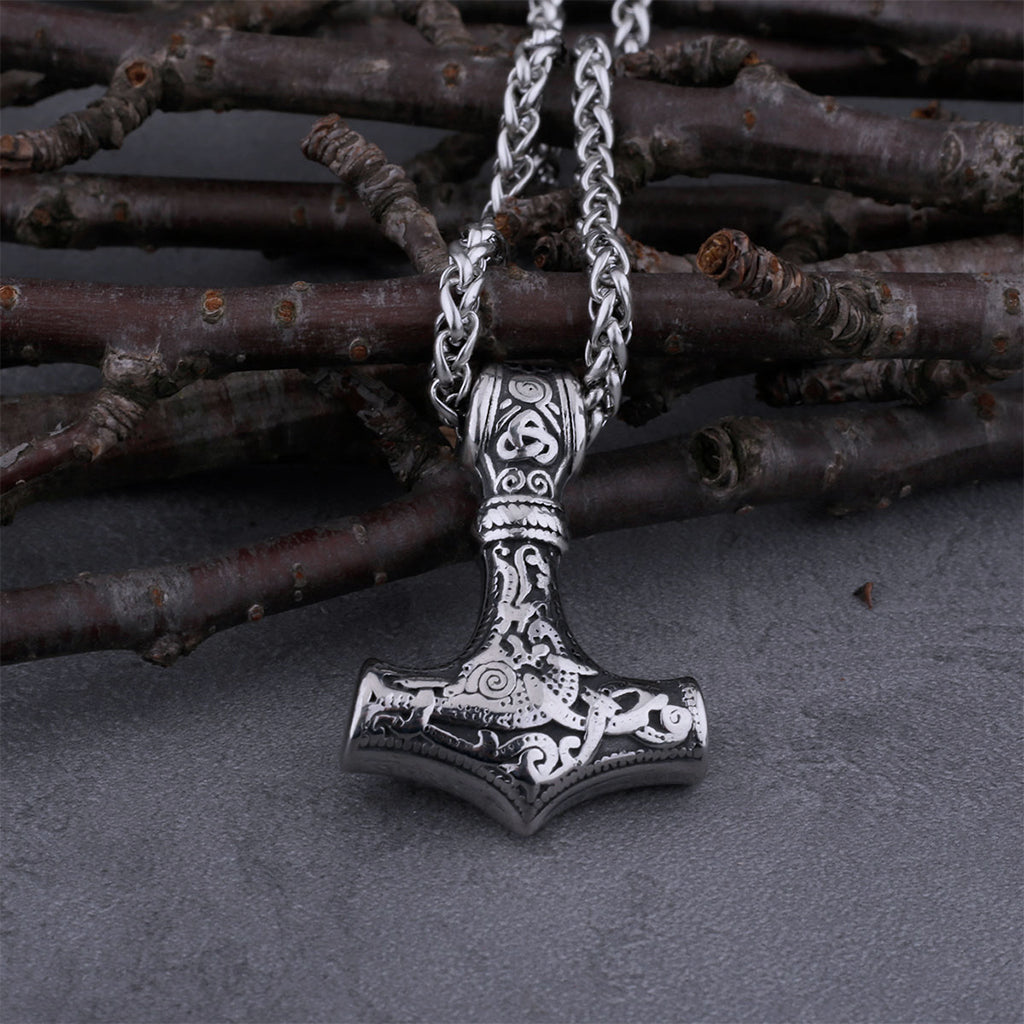 Hängsmycke i rostfritt stål avbildande åskgudens hammare