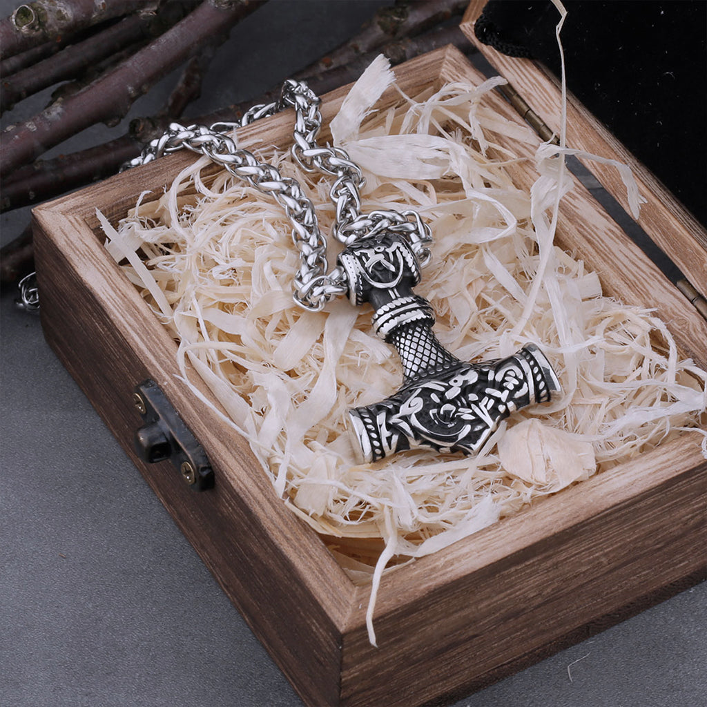 Silverfärgad torshammare graverad med Midgårdsormen