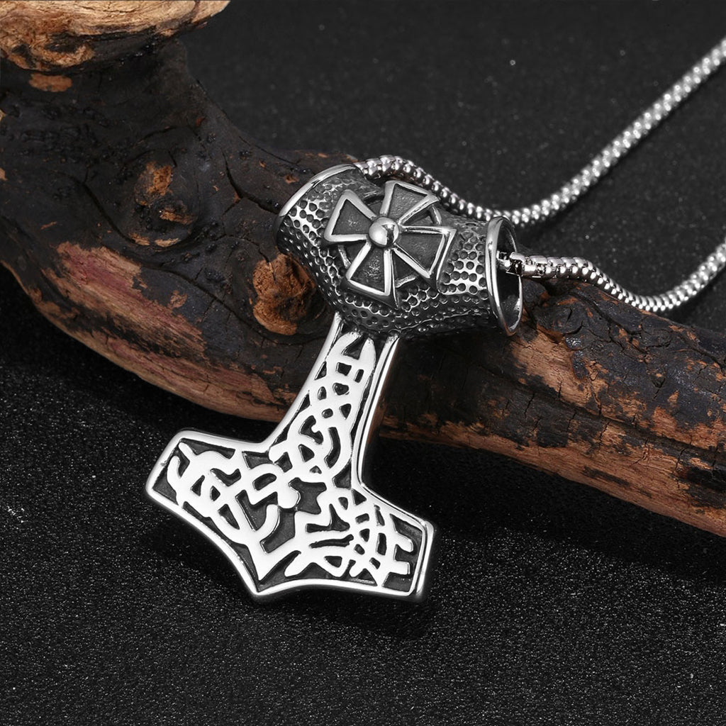 Stålfärgad torshammare med gravyr i form av ett malteserkors