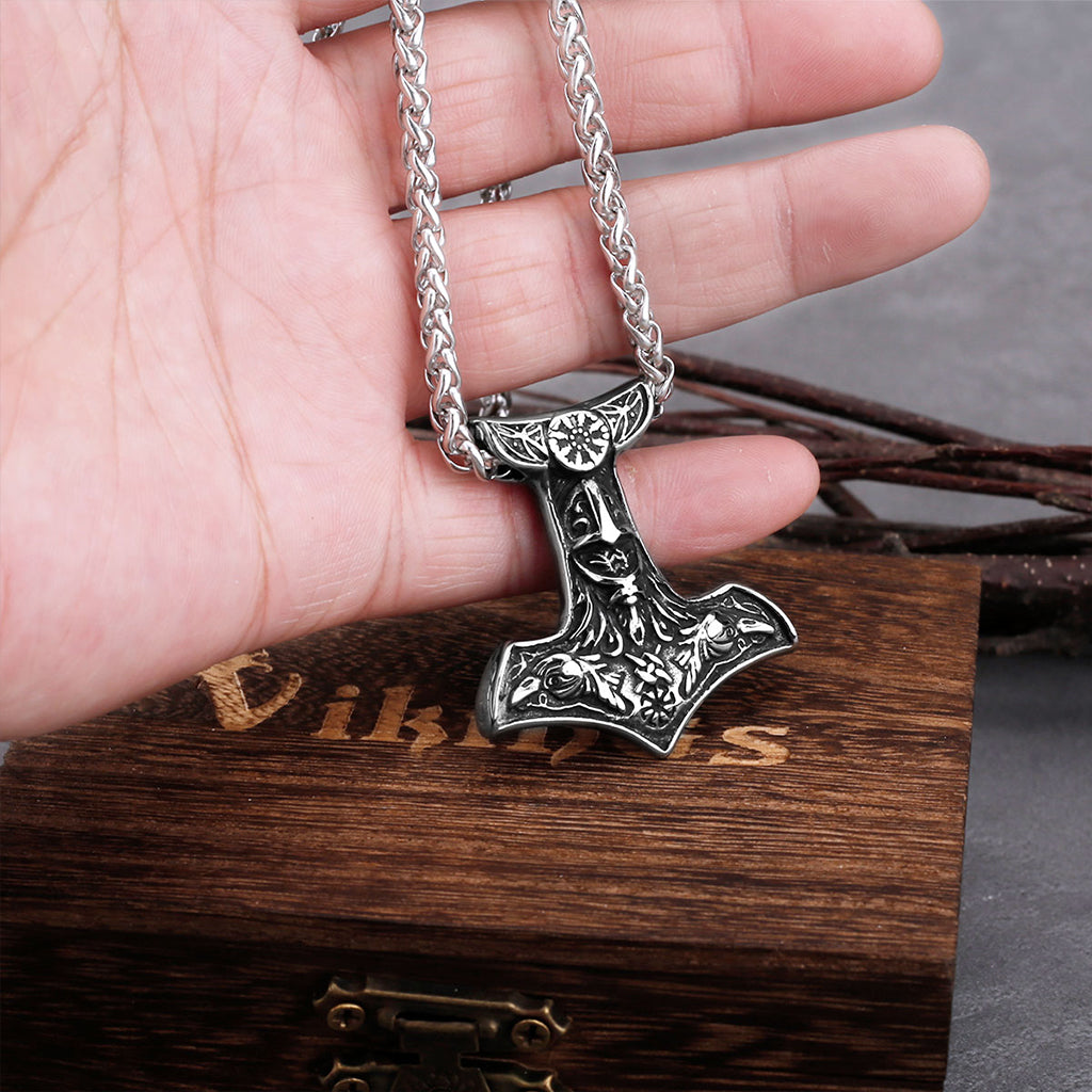 Silverfärgad torshammare med avbild som föreställer asaguden Oden