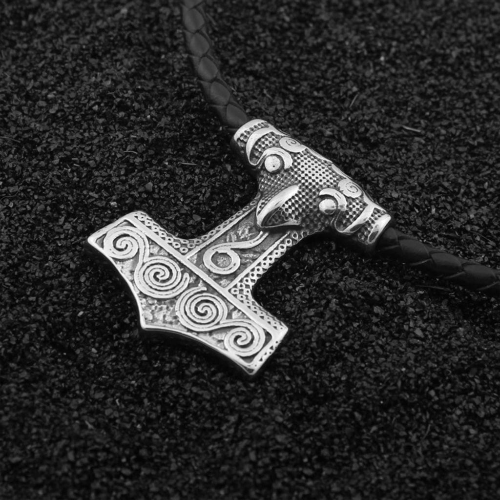 Halssmycke av äkta silver föreställande torshammaren från Skåne