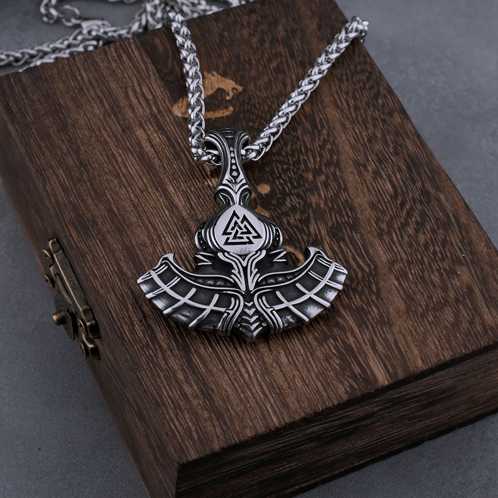 Vikingatida amulett i form av en hammare med Odens triangelformade symbol