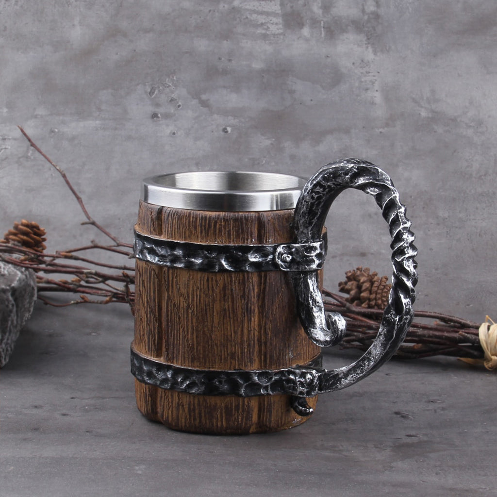 Stor viking trämugg med böjt handtag