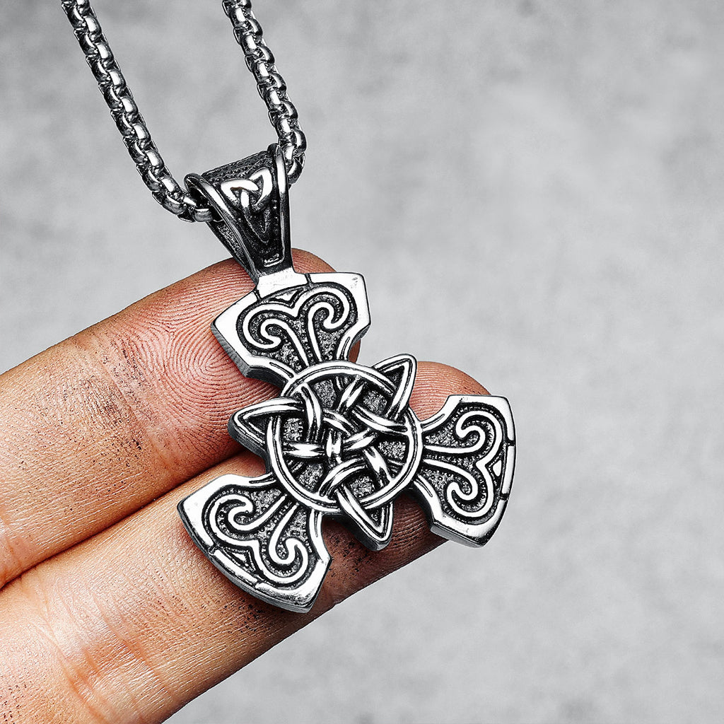 Vikingatida hängsmycke i rostfritt stål dekorerat med inringad triquetra
