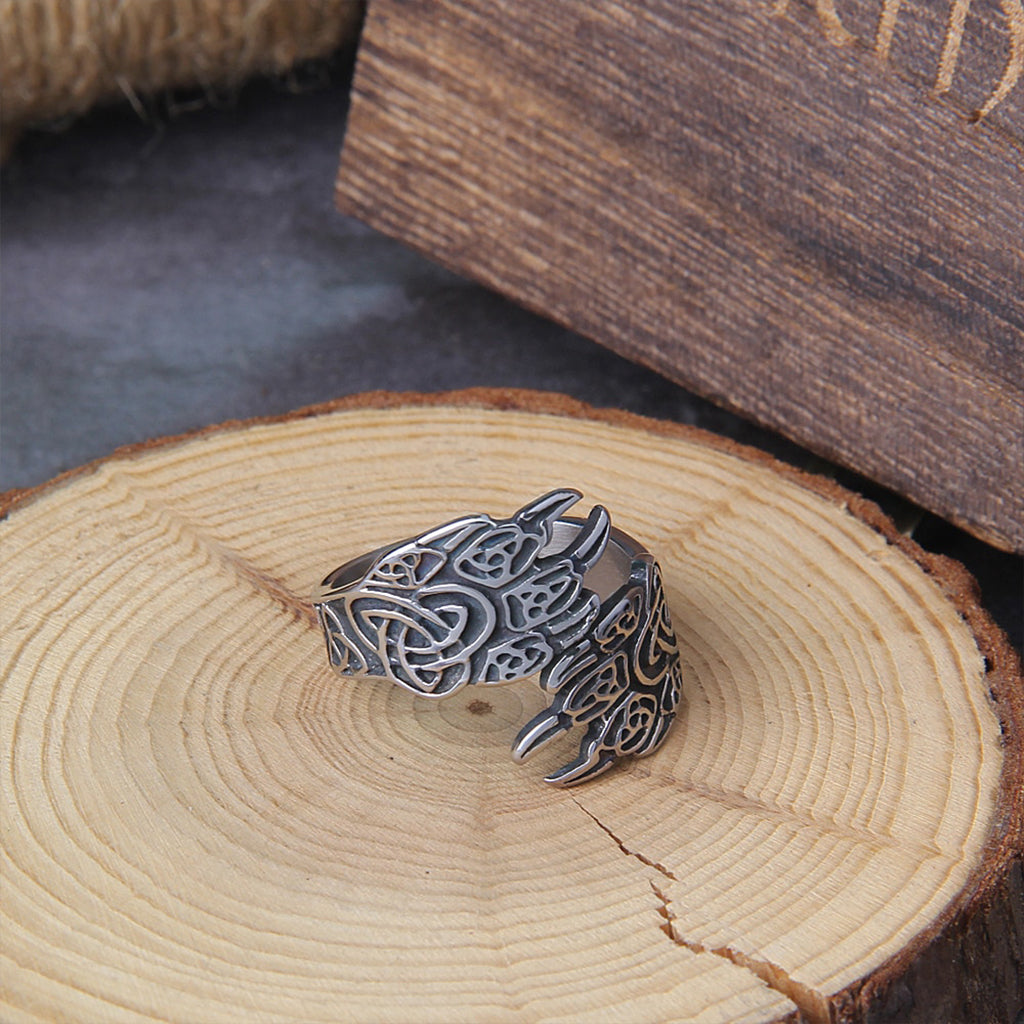Ring formad som vargtassar med gravyr i form av triangelformade symboler