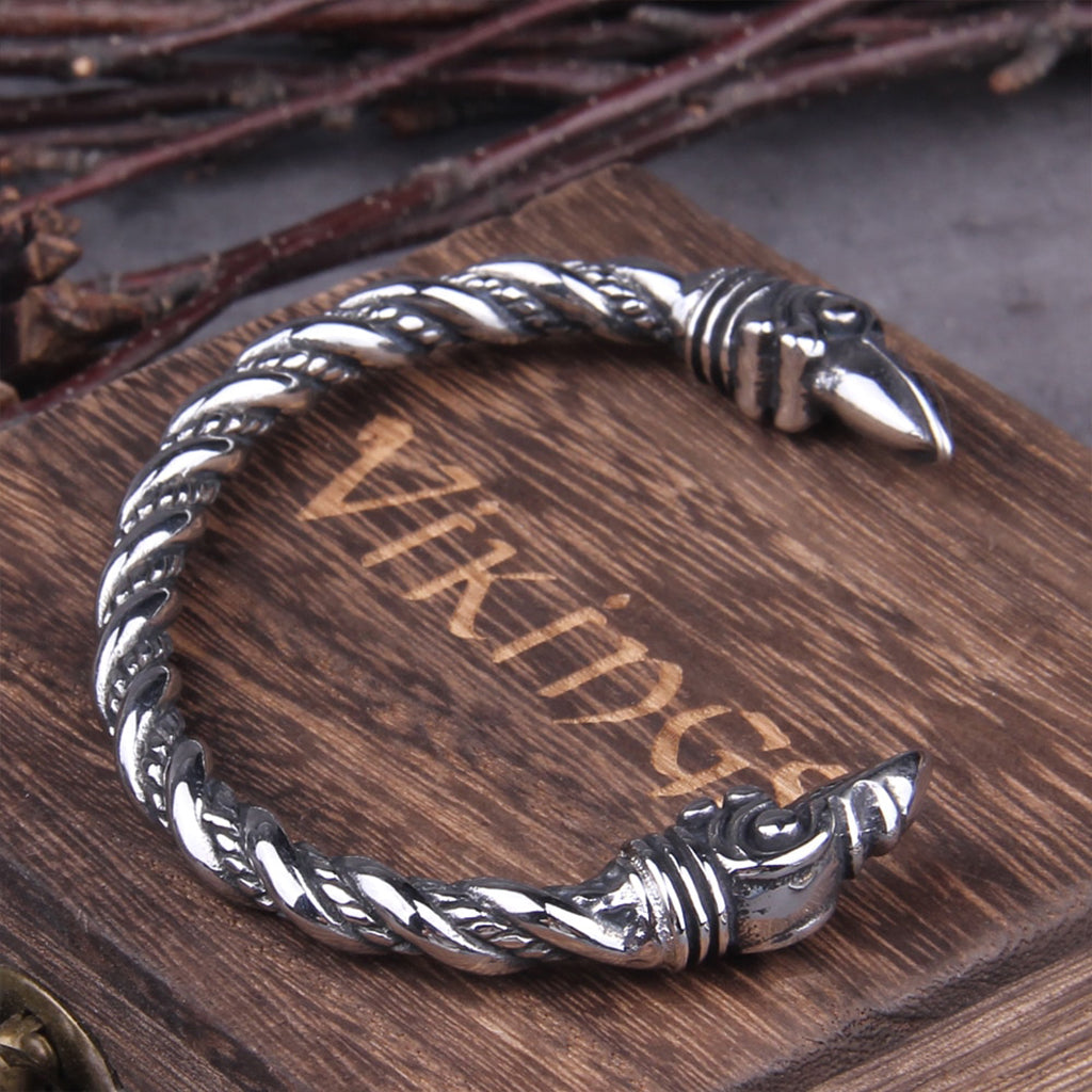 Tvinnat bangle-armband från vikingatiden