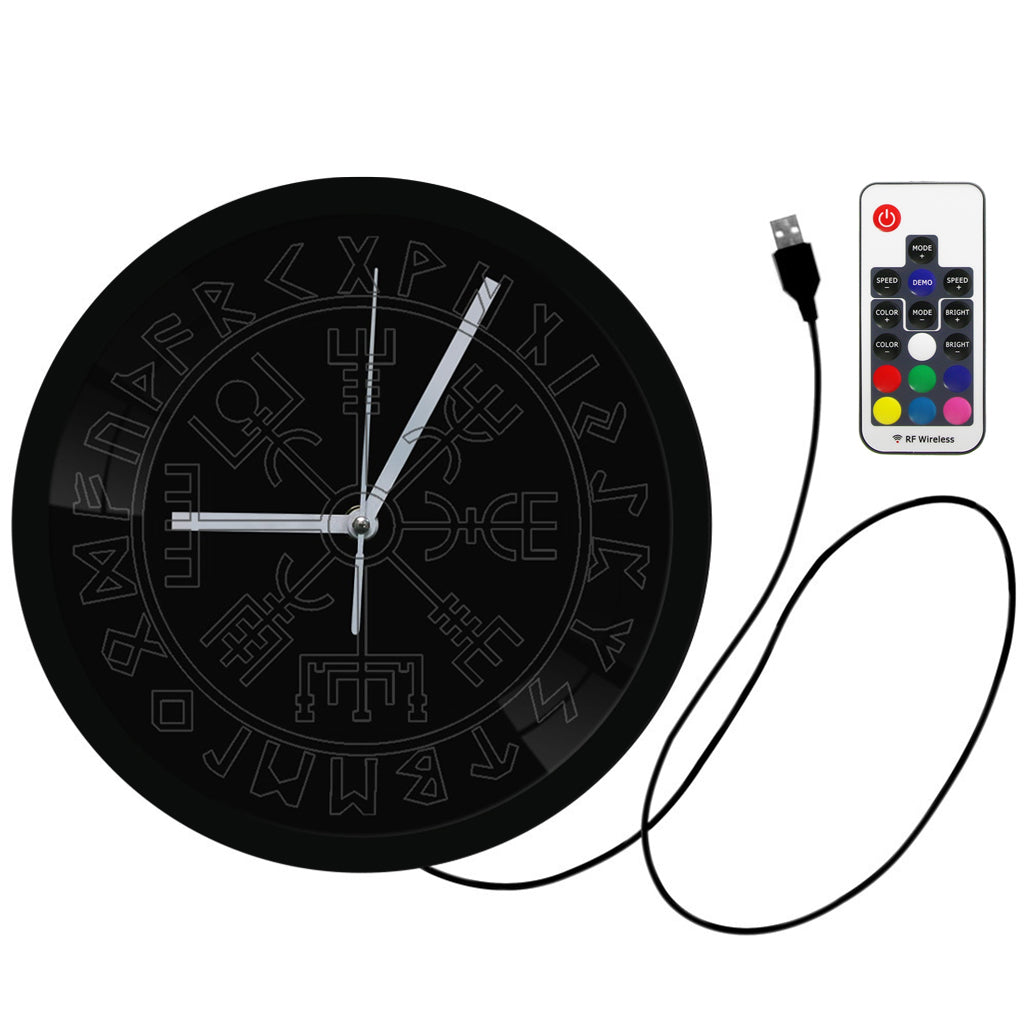 Cirkelformad väggklocka med motiv av rungaldern vegvisir och vikingarunor på urtavlan