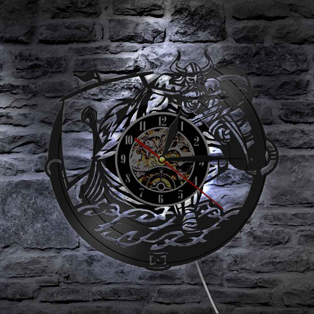 Tyst väggklocka med vikingatida motiv
