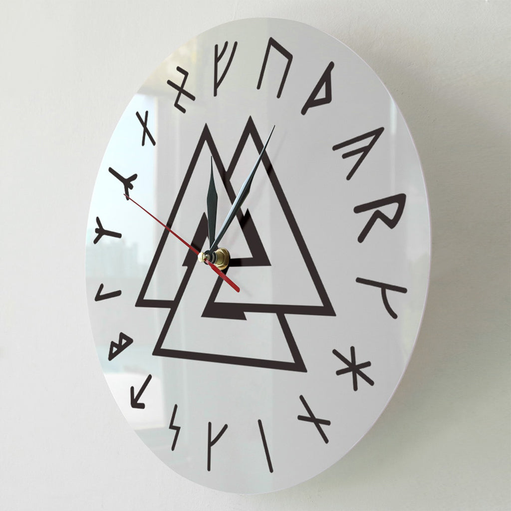 Vitfärgad väggklocka med motiv av den triangelformade vikingasymbolen valknut på urtavlan