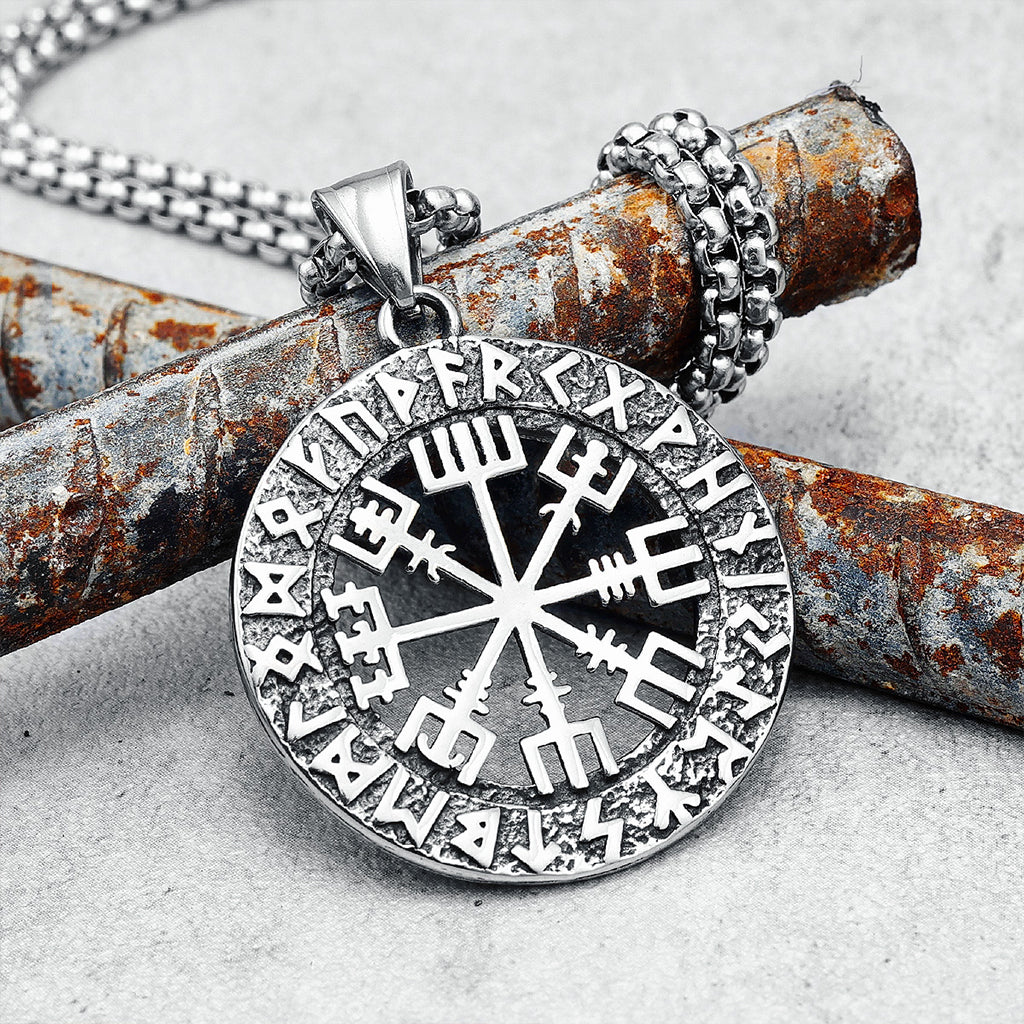 Stålfärgad amulett med uthuggen rungalder från Island