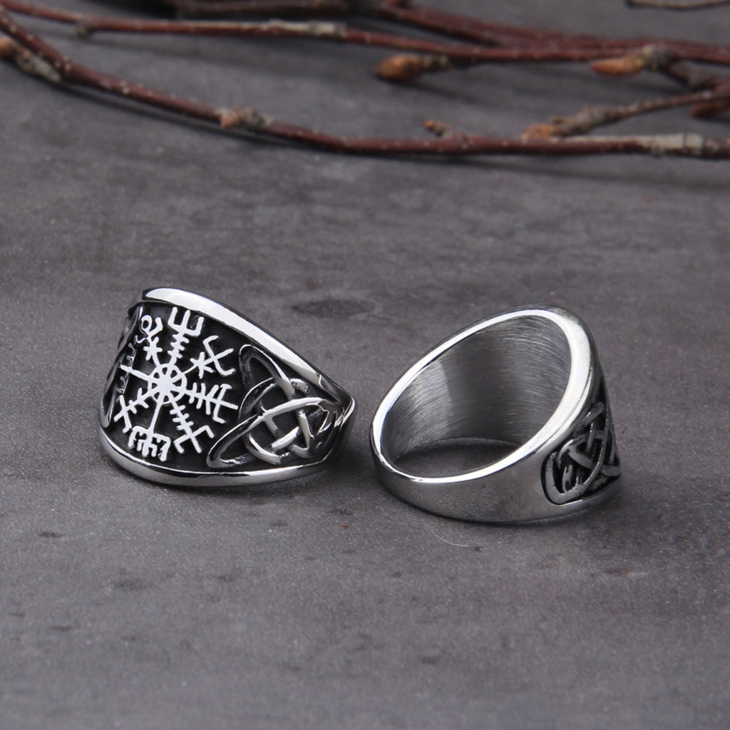Vikingatida stålring med vägvisande rungalder (vegvisir) på framstycket