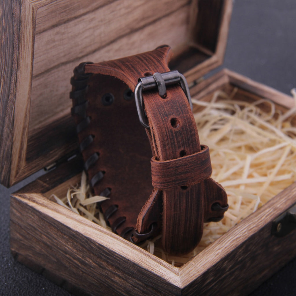Vikinga armband i brunt koskinn med valknut graverad på silverfärgad metallbricka