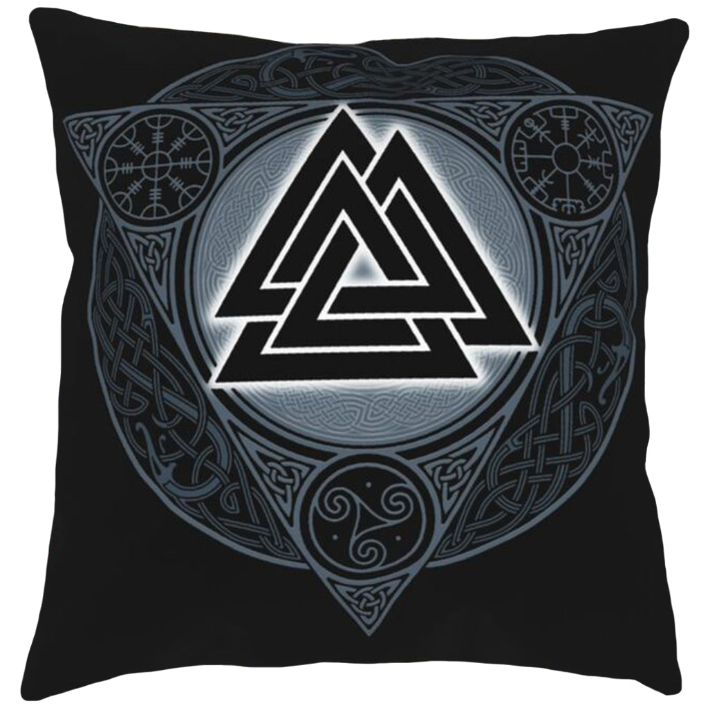 Svart kudde med motiv föreställande vikingasymbolerna valknut, aegishjalmur, vegvisir och triskele (spiralknut)