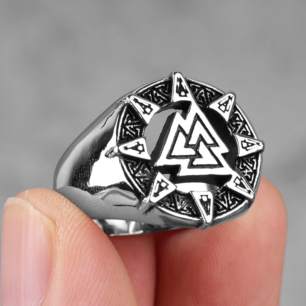 Ring i rostfritt stål med den vikingatida symbolen valknut framtill
