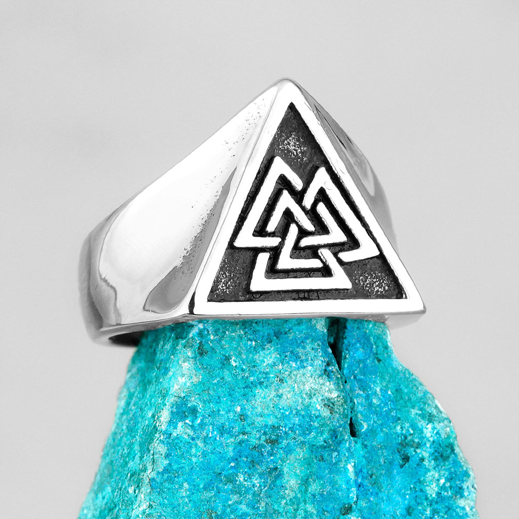 Triangelformad ring i stål med valknut framtill