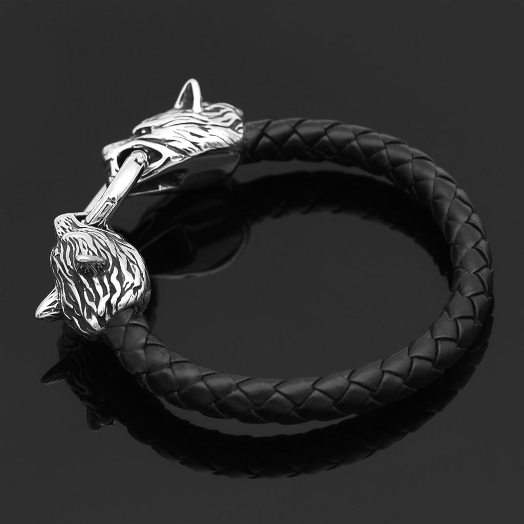 Svart armband i koskinn med varghuvuden i rostfritt stål