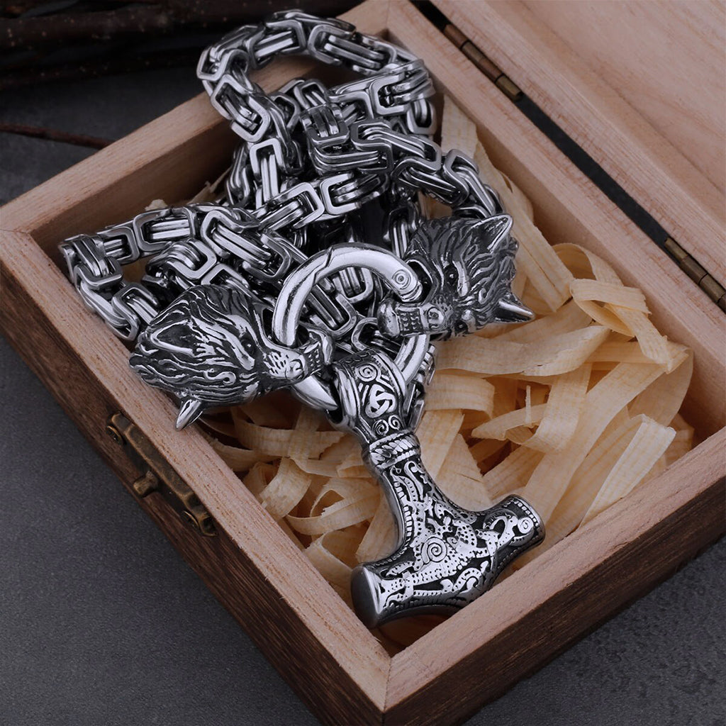 Halskedja i rostfritt stål med gråvargar i ändarna