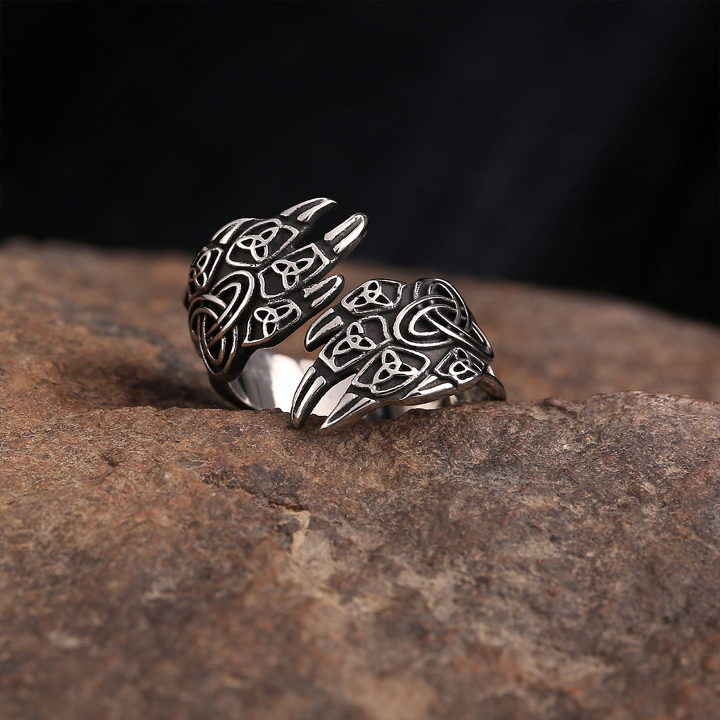 Vikingatida silversmycke med vargdesign