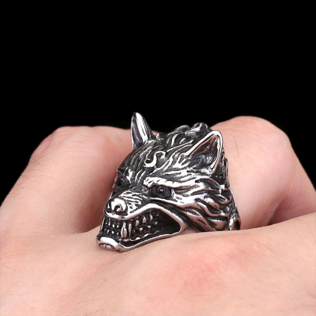 Rostbeständigt fingersmycke med vargen Fenrir från fornnordiska myter