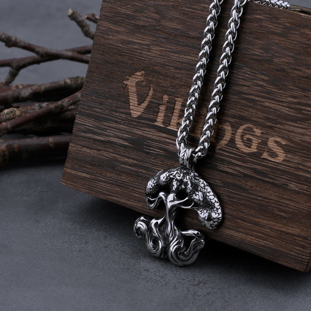 Stålfärgat halsband med världsträdet Yggdrasil i fornnordiska myter