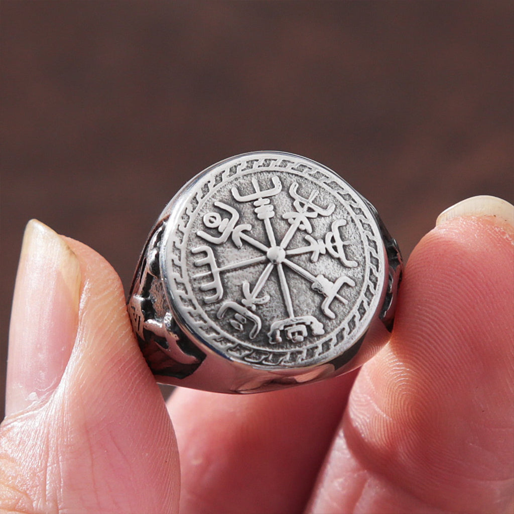 Fornnordisk ring med vegvisir på framstycket och vikingayxor på sidorna