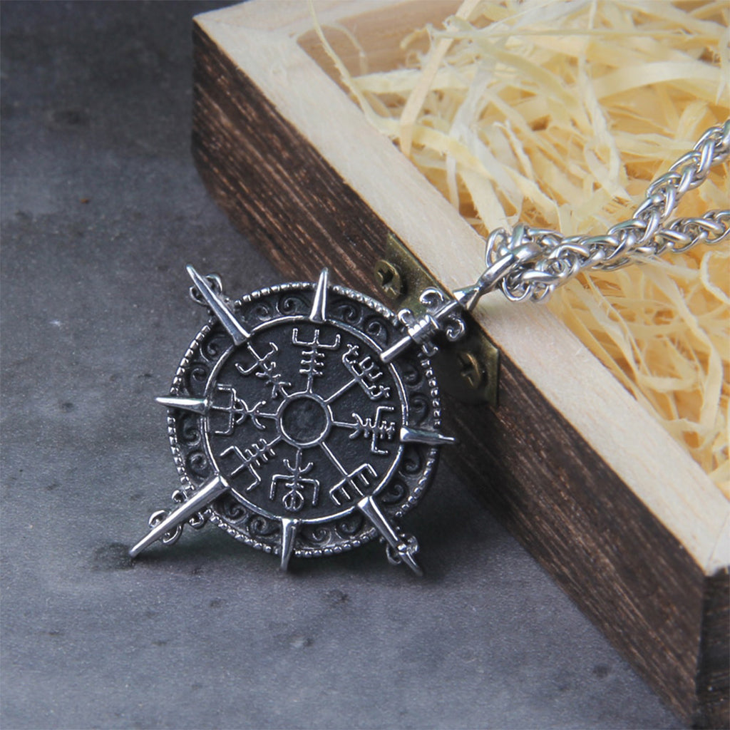 Stålfärgat halssmycke med det vägvisande tecknet vegvisir