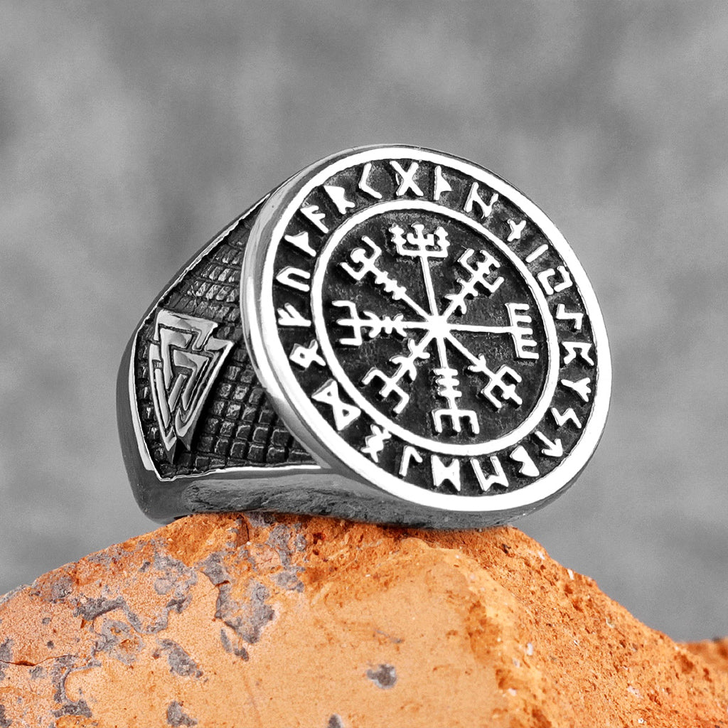 Vikingaring i rostfritt stål med runor, valknut och vegvisir