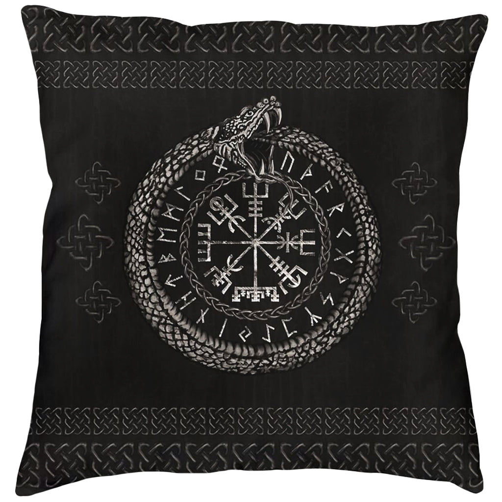 Svart kuddfodral med vitfärgat motiv av rungaldern vegvisir och svanssväljande orm