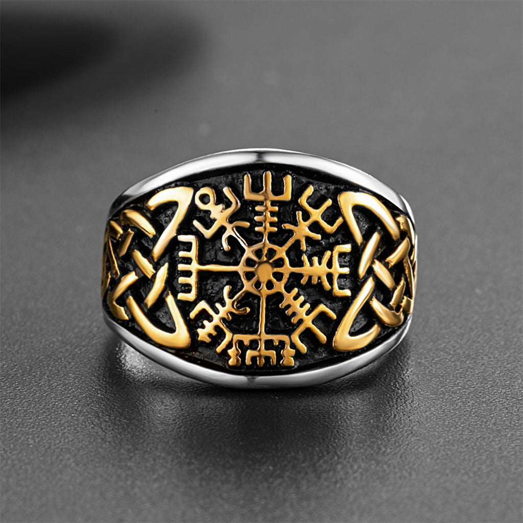 Förgylld stålring med den isländska symbolen vegvisir på framstycket