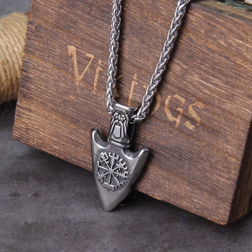 Talisman i rostfritt stål avbildande rungaldern vegvisir