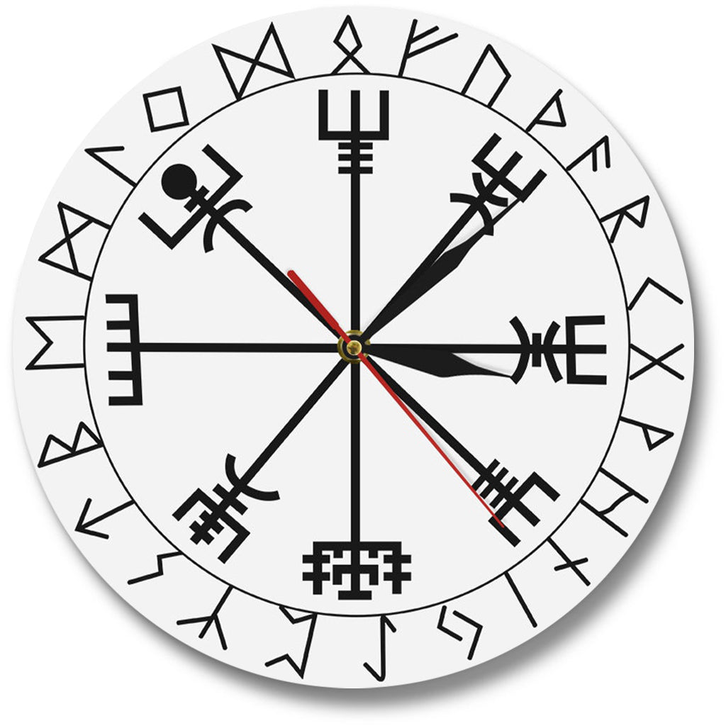Vit klocka med motiv av rungaldern vegvisir där visarna sitter