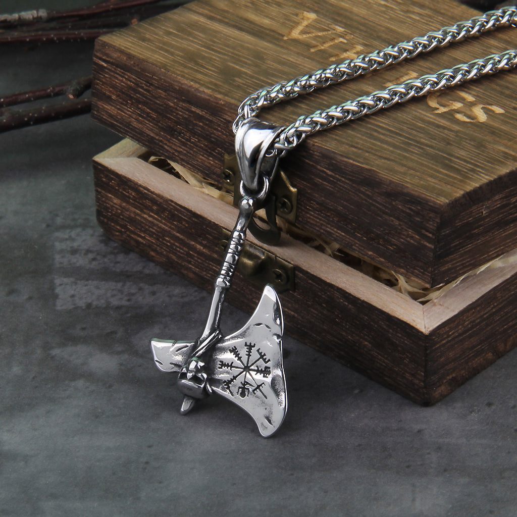 Silverfärgad yxamulett smyckad med vägvisande symbol och nordisk djurornamentik