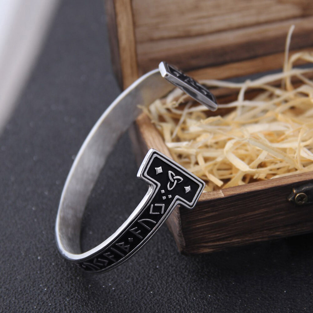 Vikingatida bangle-armband med graverade runor från det äldre runalfabetet runtom