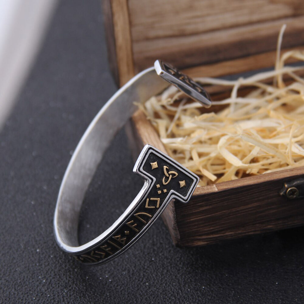 Öppen viking bangle i rostfritt stål med graverade runor runtom