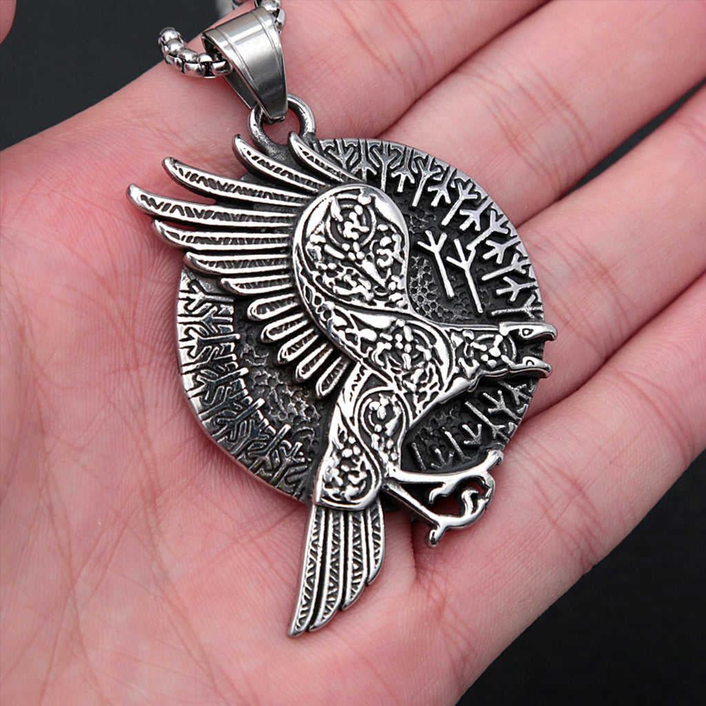 Vikingatida stålsmycke föreställande korp graverad med älgrunor