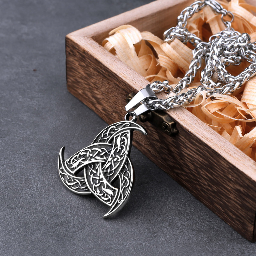 Vikingahalsband i rostfritt stål med tre dryckeshorn som korsar varandra