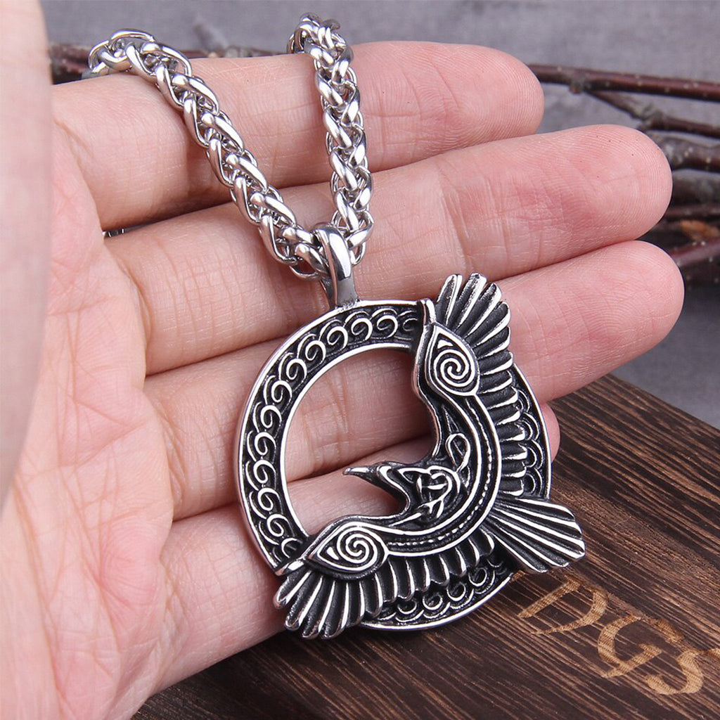 Vikingatida stålhalsband föreställande fågel