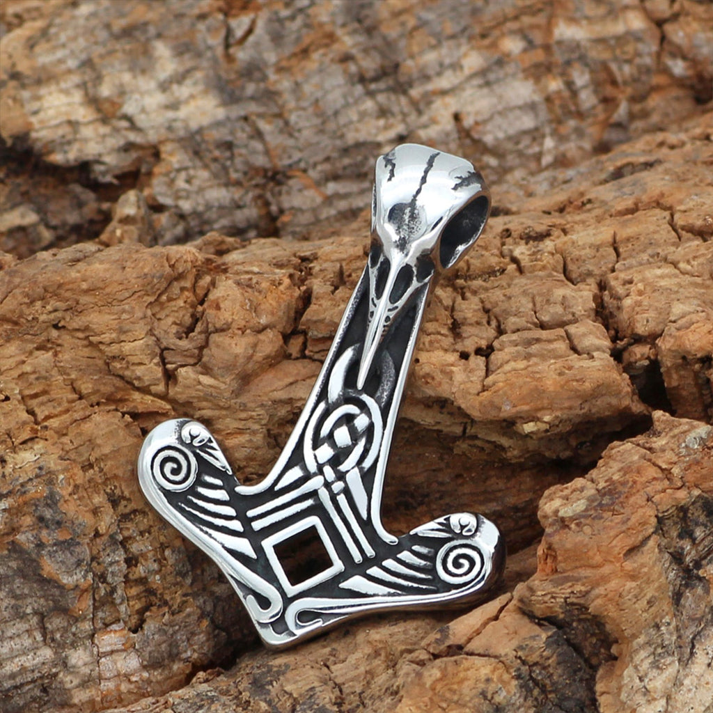 Hammarformat vikingahalsband med korphuvud upptill