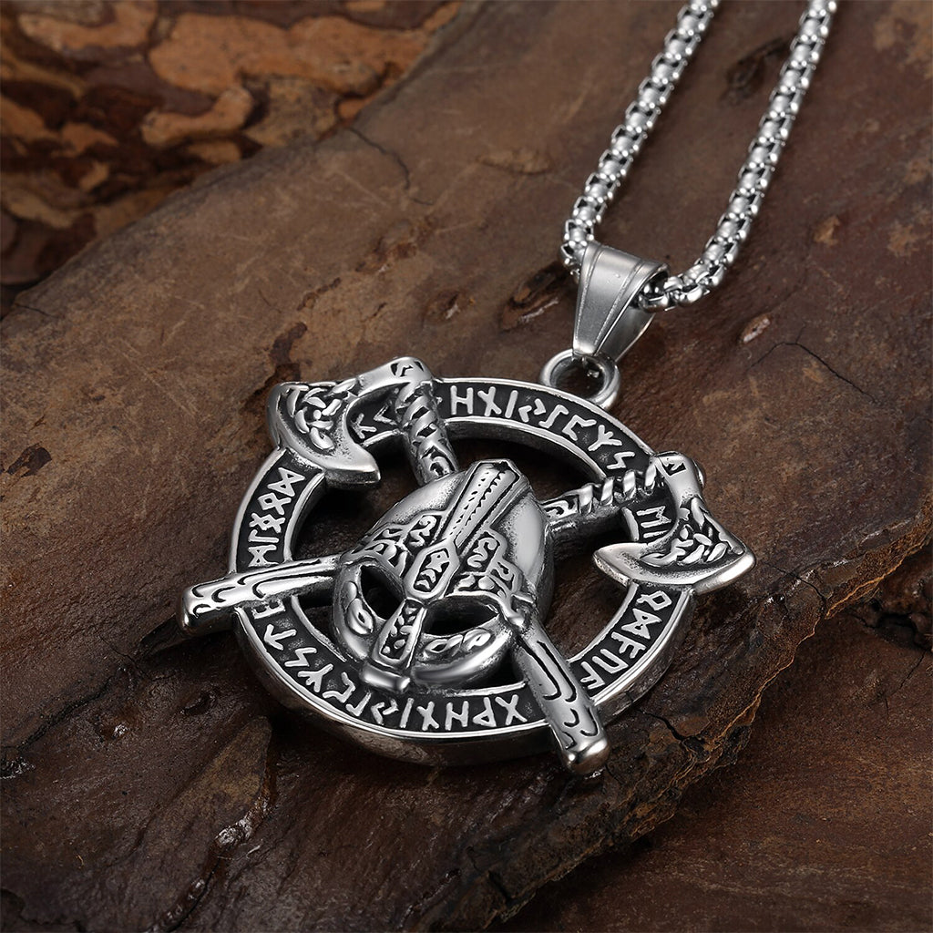 Silverfärgat vikingahalsband med hängsmycke som dekorerats med stridshjälm och yxor i kors