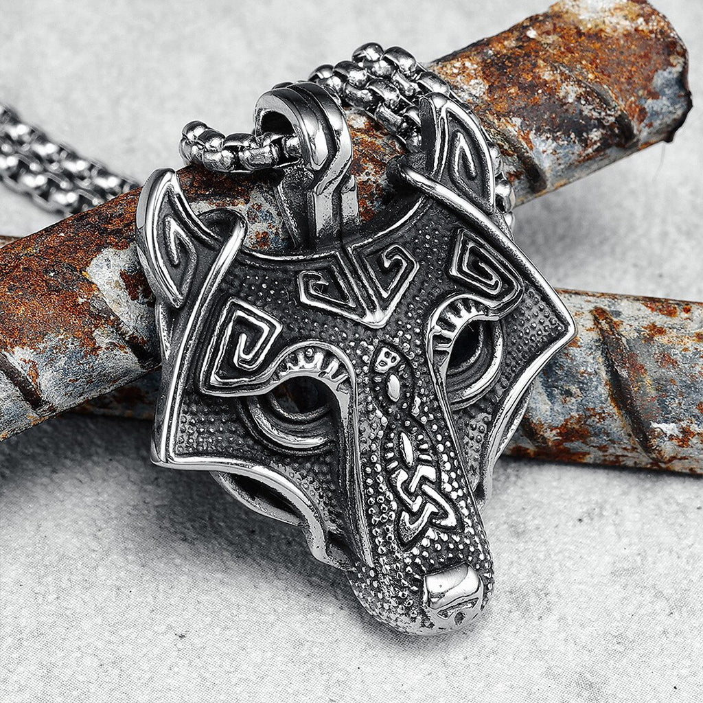 Stålfärgat vikingahalsband med varghuvud utsmyckat med nordisk ornamentik