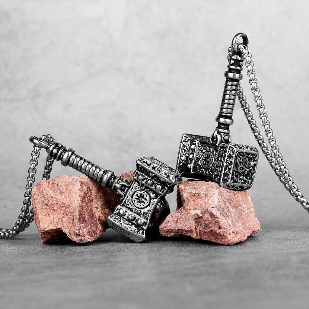 Vikingatida stålhalsband med åskguden Tors verktyg