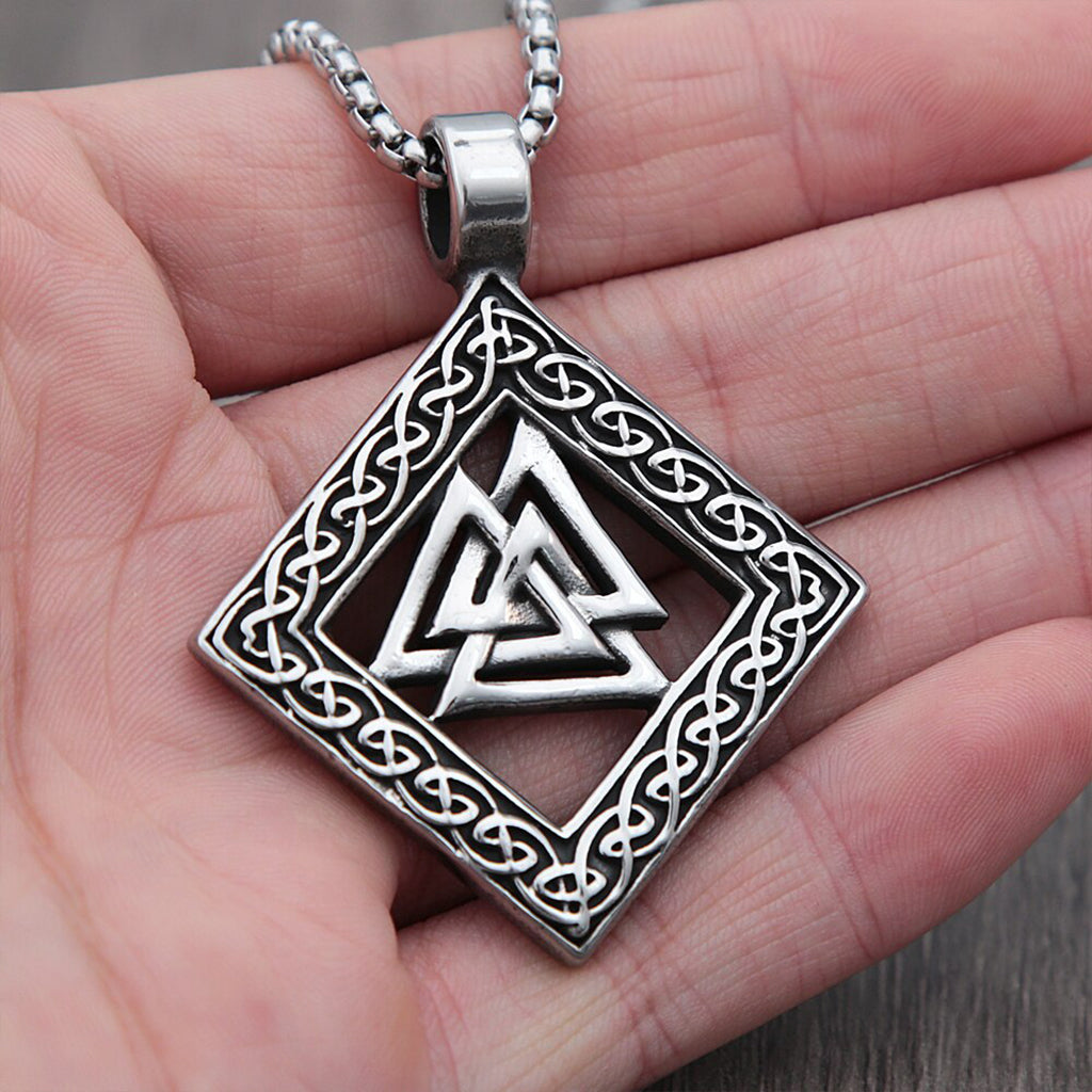 Vikingahalsband med nordisk symbol som består av tre sammanflätade trianglar