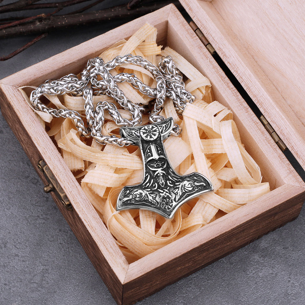 Vikingatida torshammare graverad med slaviskt solhjul