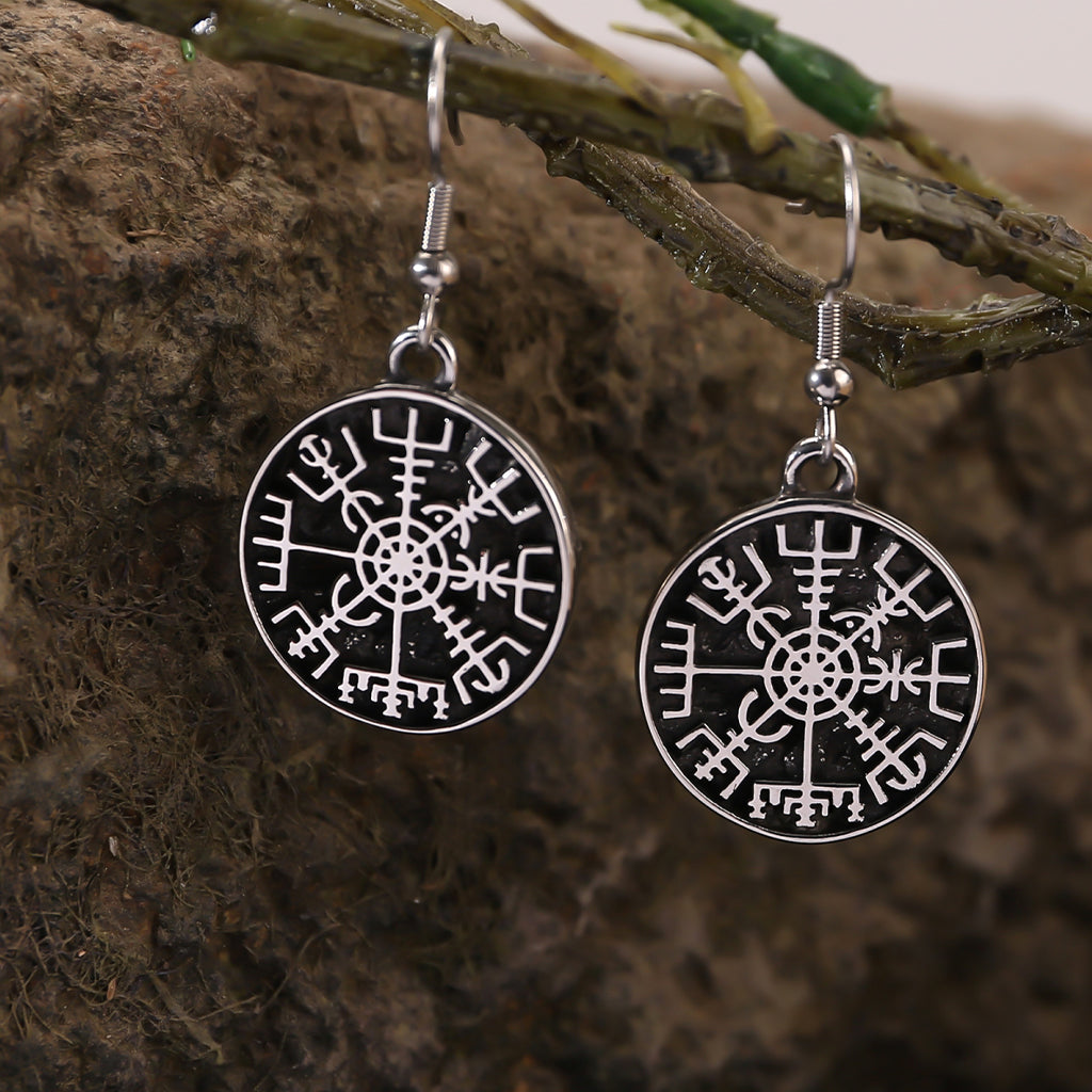 Vikingatida örhängen med cirkelformade hängen avbildande rungaldern vegvisir