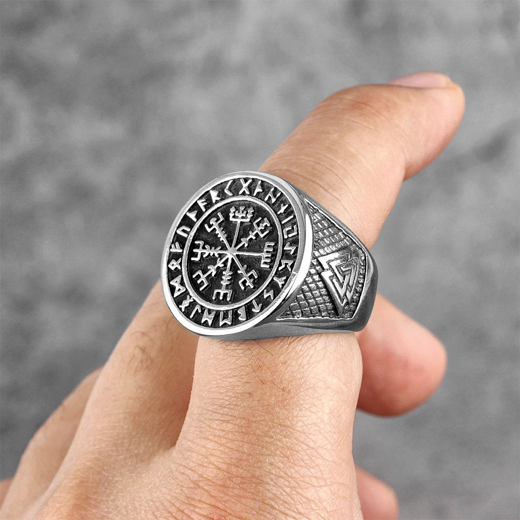 Stålring för män med vegvisir och vikingatida symboler