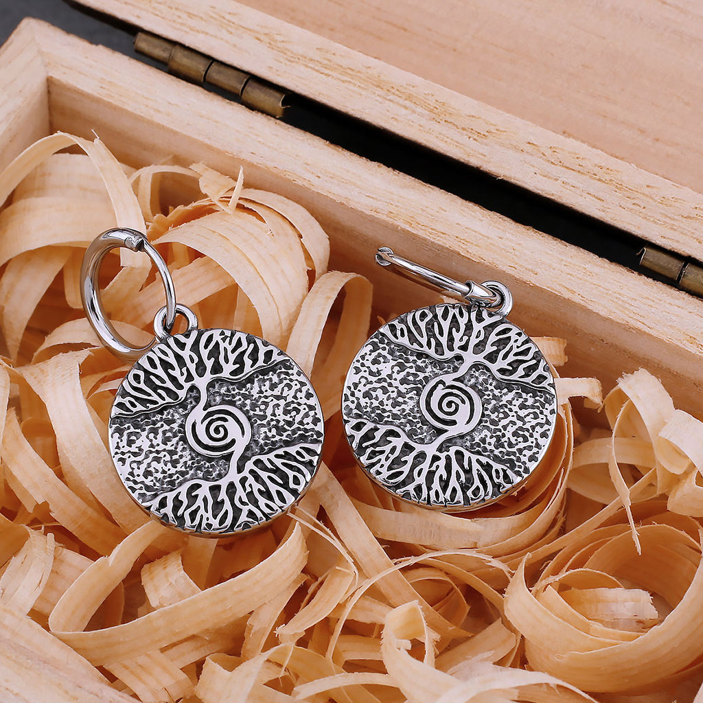 Silverfärgade viking örhängen prydda med trädet Yggdrasil från fornnordisk mytologi