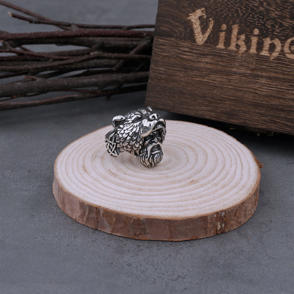 Ring från vikingatiden med björn och krigare
