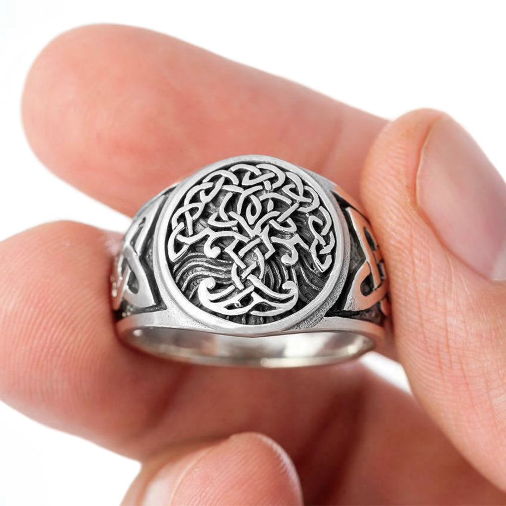 Ring från vikingatiden med vackert utskuret träd framtill